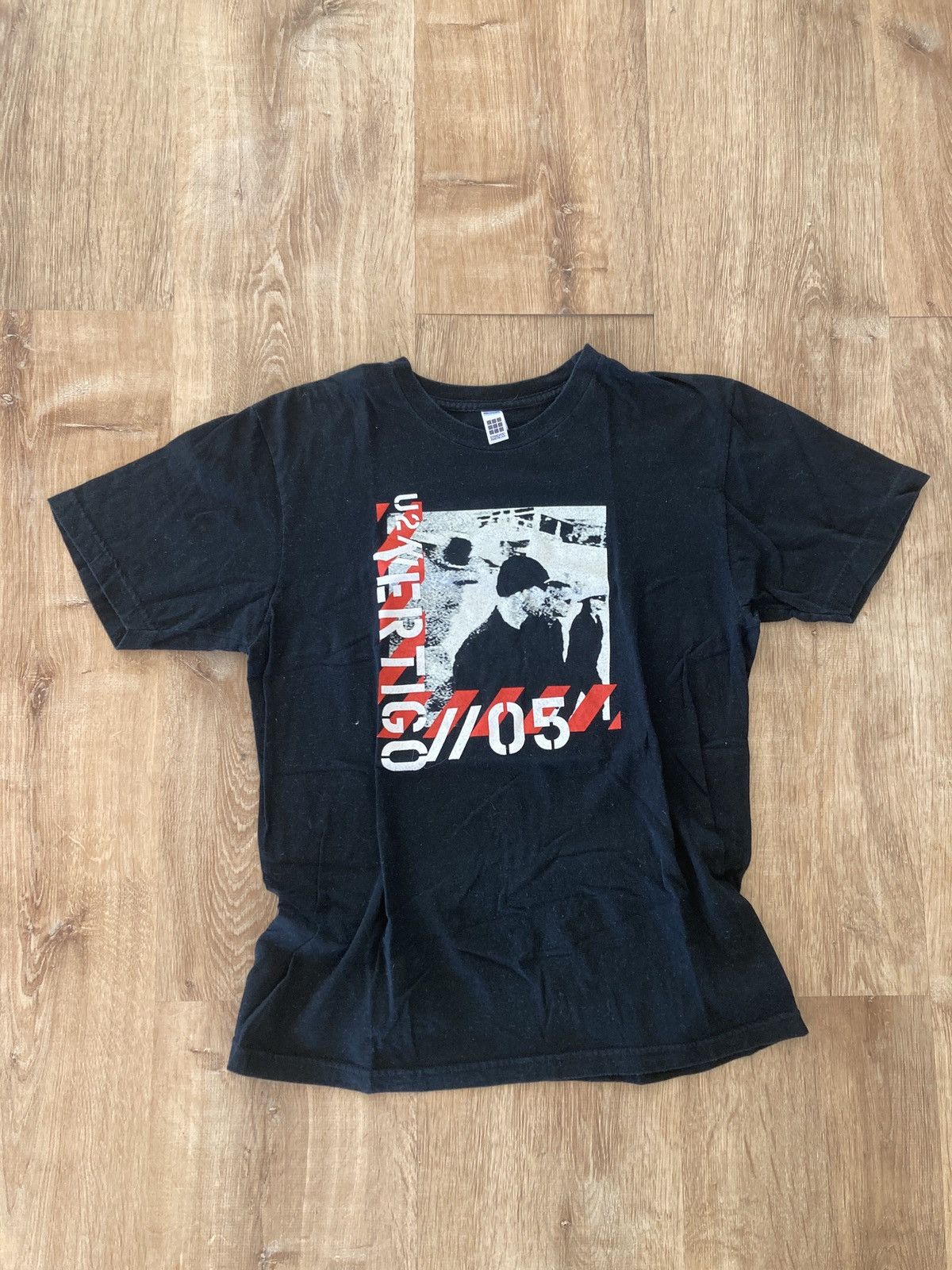 Band Tees X Vintage Vintage U2 Vertigo Concert Tee Size Medium Hoodie, Sweatshirt | PodTeesHub.com