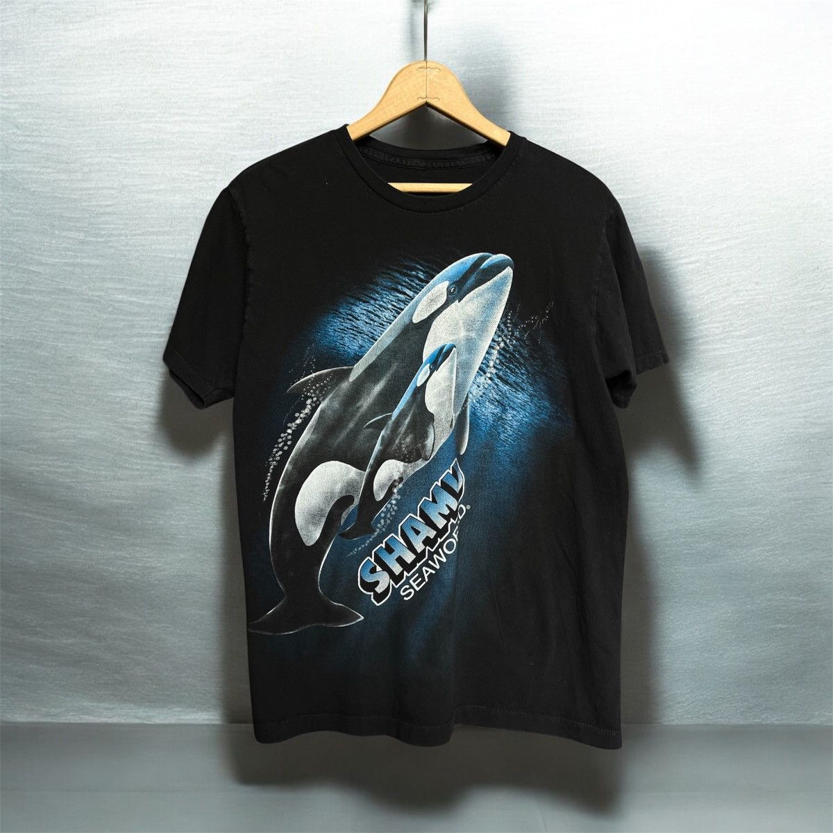 Vintage Seaworld Shamu Orca Graphic Tee Y2k Medium Hoodie, Sweatshirt | PodTeesHub.com