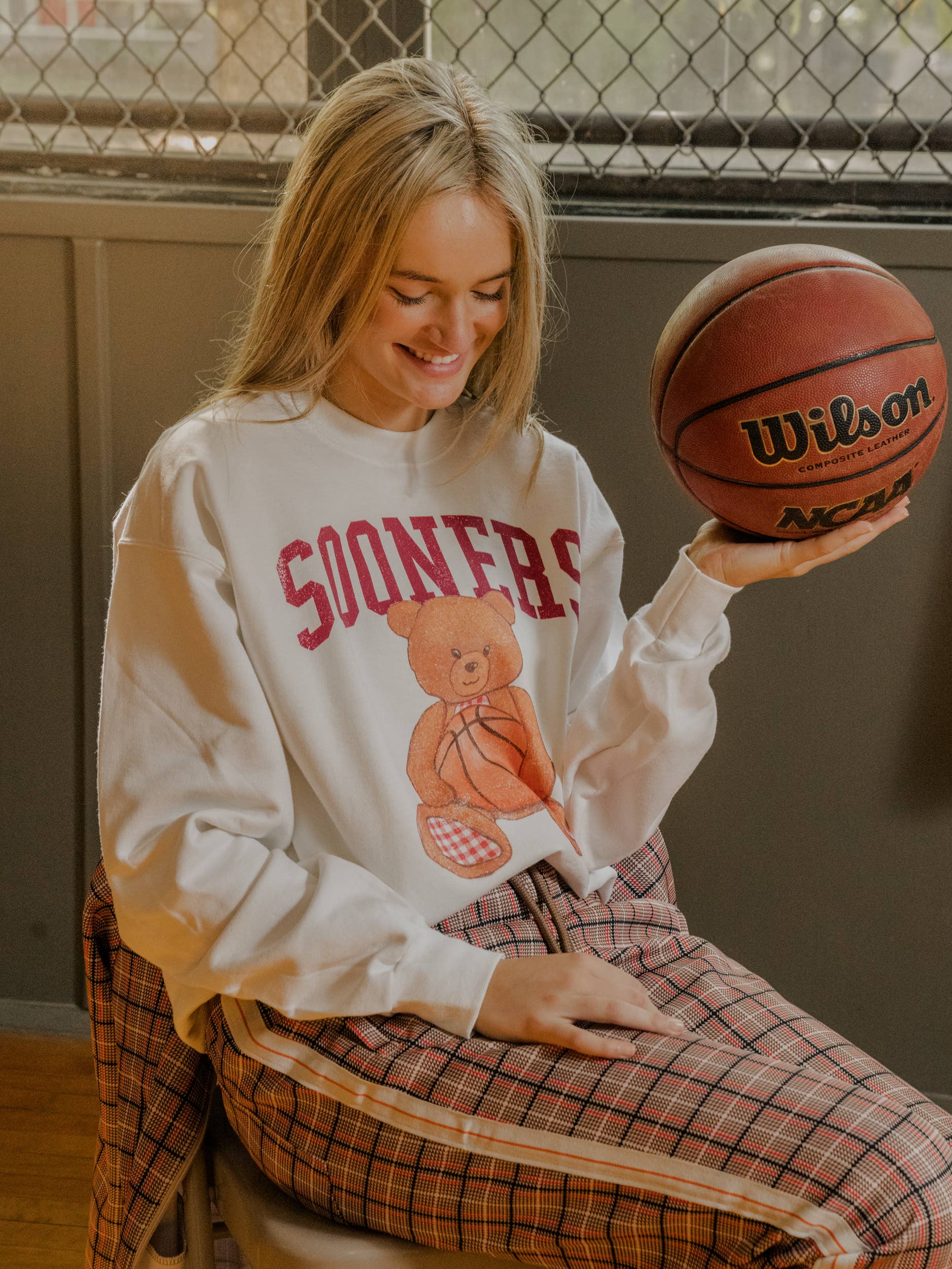 Ou Sooners Basketball Bear White Sweatshirt T-Shirts, Hoodie | PodTeesHub.com