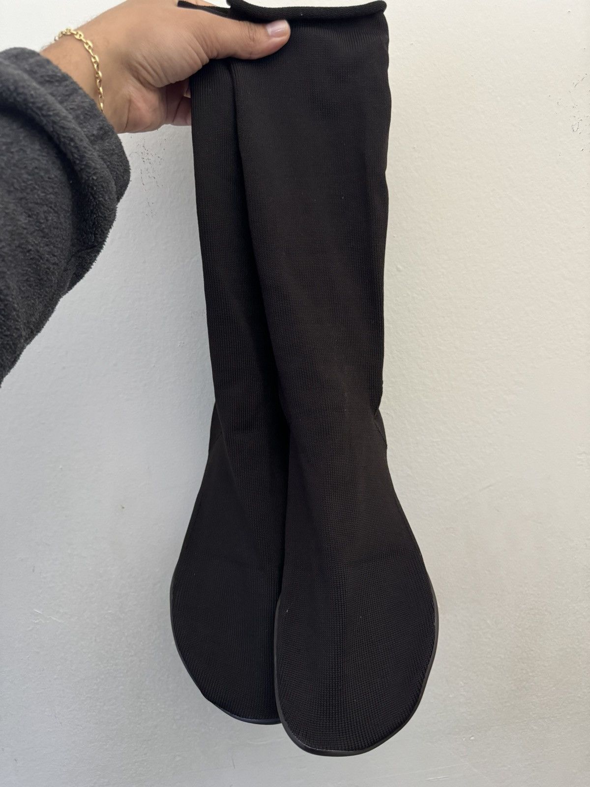 Kanye West Ds Yzy Pods Size 2 Black In Hand T-Shirts, Hoodie, Sweatshirt | PodTeesHub.com