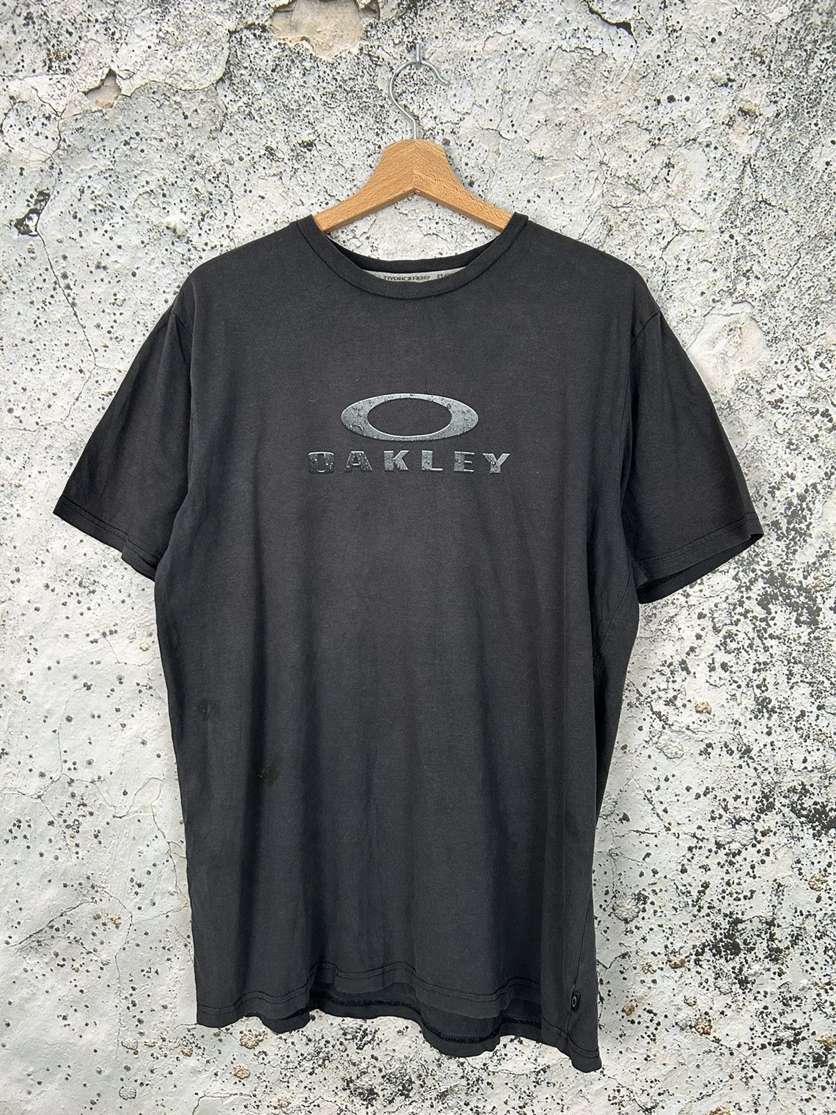 Vintage Oakley Gorpcore Center Logo Tee Streetwear Hoodie, Sweatshirt | PodTeesHub.com