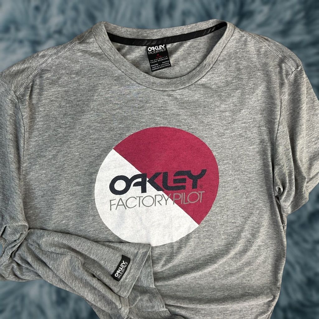 Vintage Oakley T Shirt Men Xl Center Logo Graphic Tee Hoodie, Sweatshirt | PodTeesHub.com