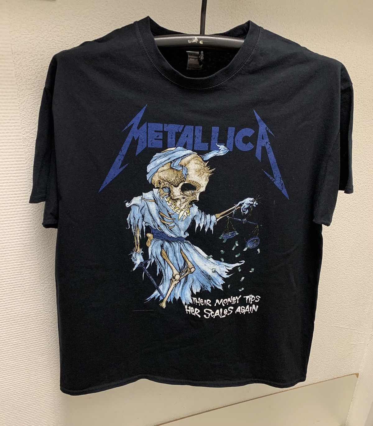 Metallica Vintage Band Money Tips Her Scales Xl T-Shirts, Hoodie, Sweatshirt