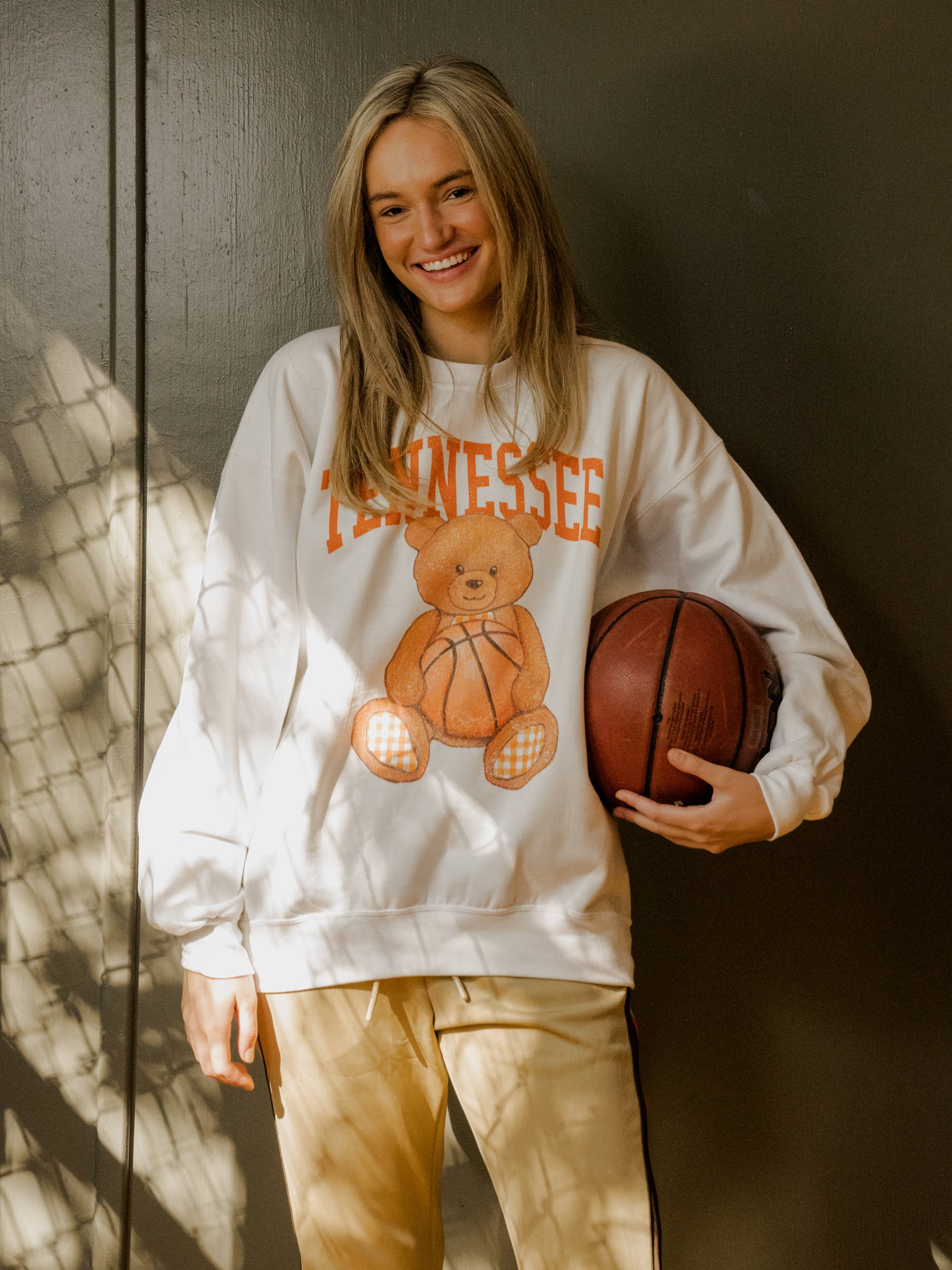 Tennessee Vols Basketball Bear White Sweatshirt T-Shirts, Hoodie | PodTeesHub.com
