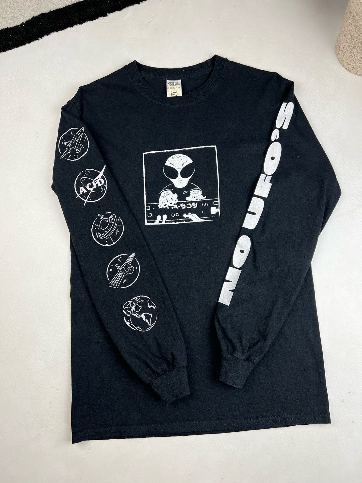 Rap Tees X Vintage Rare Vintage Alien Dj Acid T Shirt Long Sleeve Black Hoodie, Sweatshirt | PodTeesHub.com