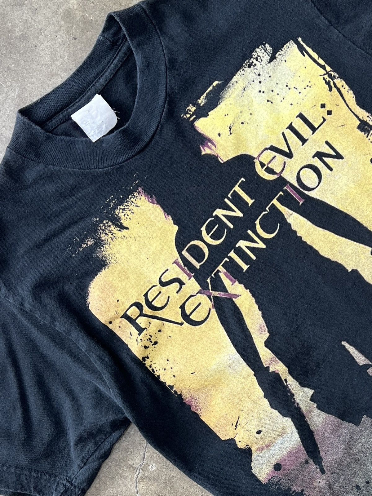 Vintage 2007 Resident Evil Extinction Movie Promo Tee Small Hoodie, Sweatshirt | PodTeesHub.com