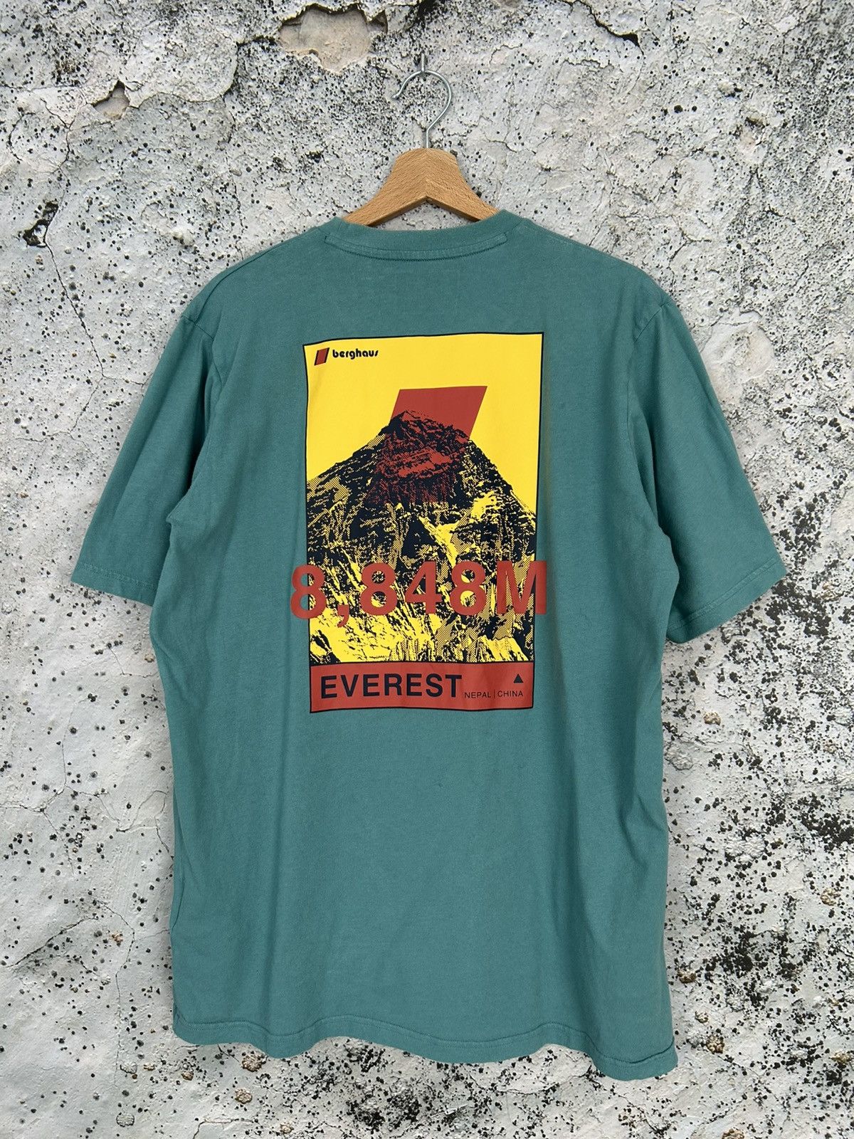 Berghaus Everest Graphic Outdoor Tee Streetwear Rap Baggy Hoodie, Sweatshirt | PodTeesHub.com