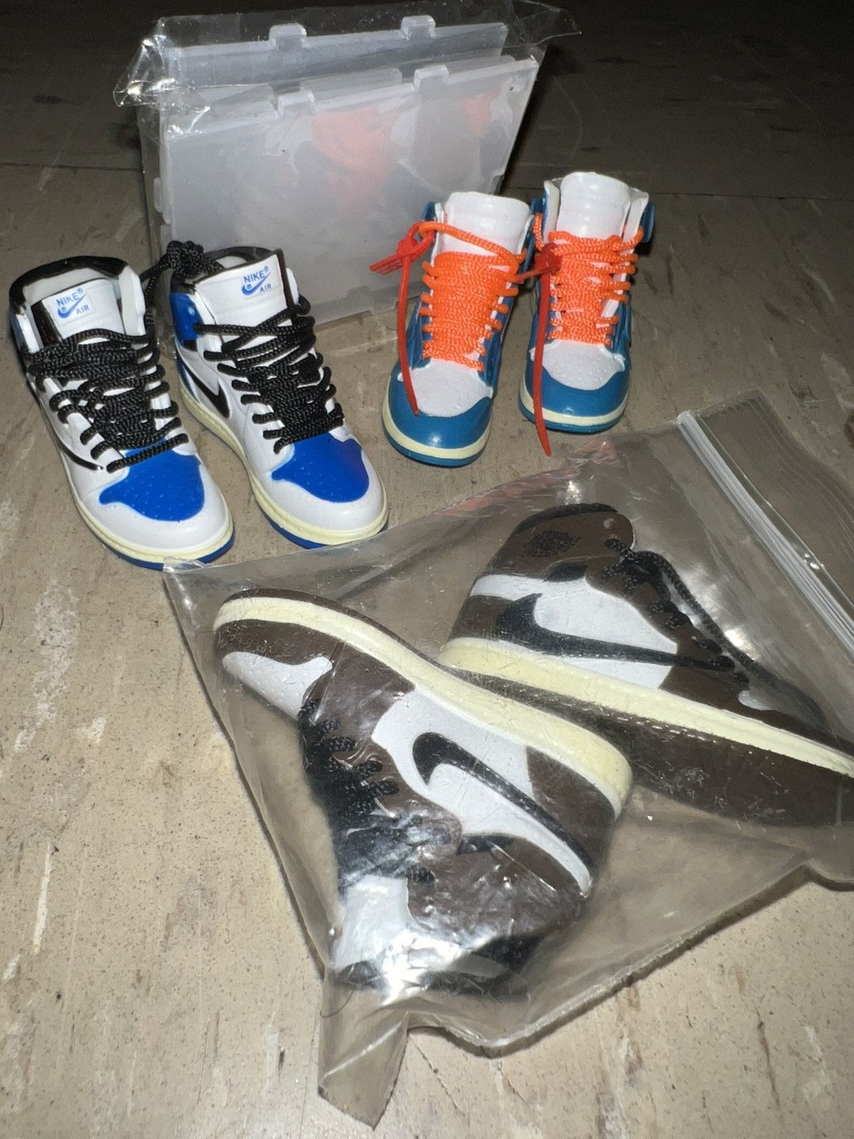 Travis Scott Sneaker Keychains W Clear Mini Shoebox T-Shirts, Hoodie, Sweatshirt | PodTeesHub.com