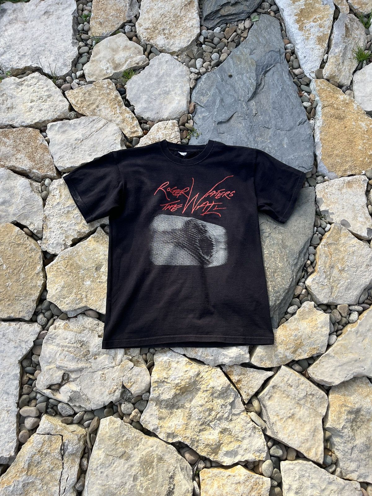 Vintage Roger Waters The Wall Live 02 Dublin 2011 Tshirt Tee Hoodie, Sweatshirt | PodTeesHub.com