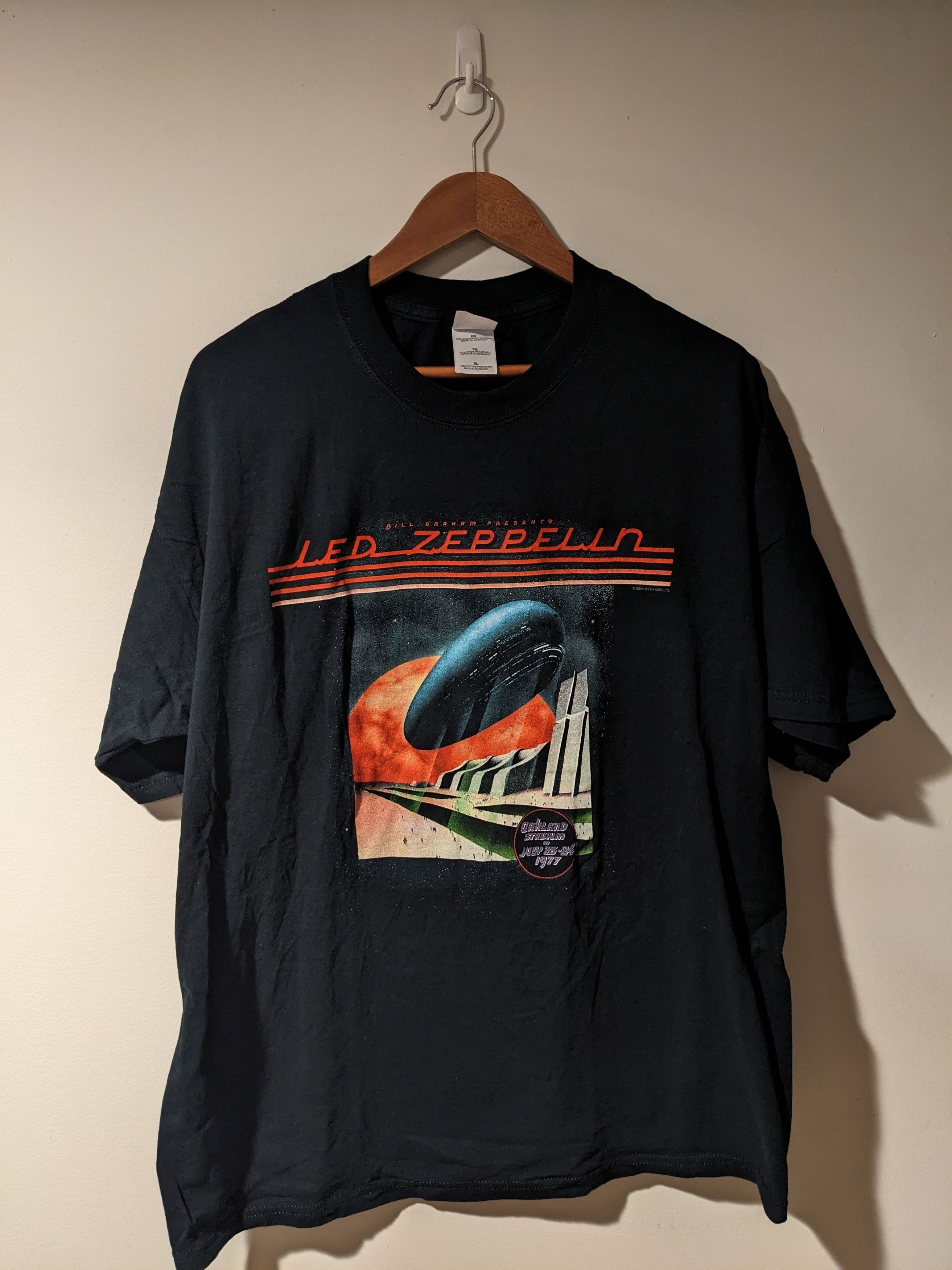 Led Zeppelin X Vintage Vintage 2004 Led Zeppelin Oakland Stadium Tour T Shirt Hoodie, Sweatshirt | PodTeesHub.com