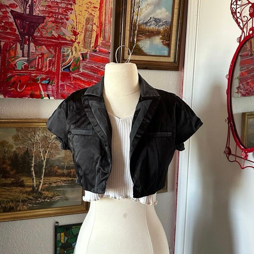 Xoxo Black Cropped Short Sleeve Blazer T-Shirts, Hoodie, Sweatshirt | PodTeesHub.com