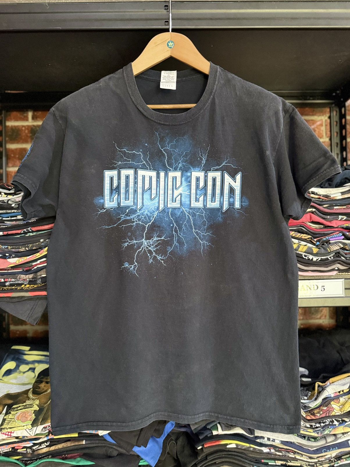 Optic Gaming Thrashed Vintage Comic Com Wizard World Lighting Sun Faded T T-Shirts, Hoodie, Sweatshirt | PodTeesHub.com