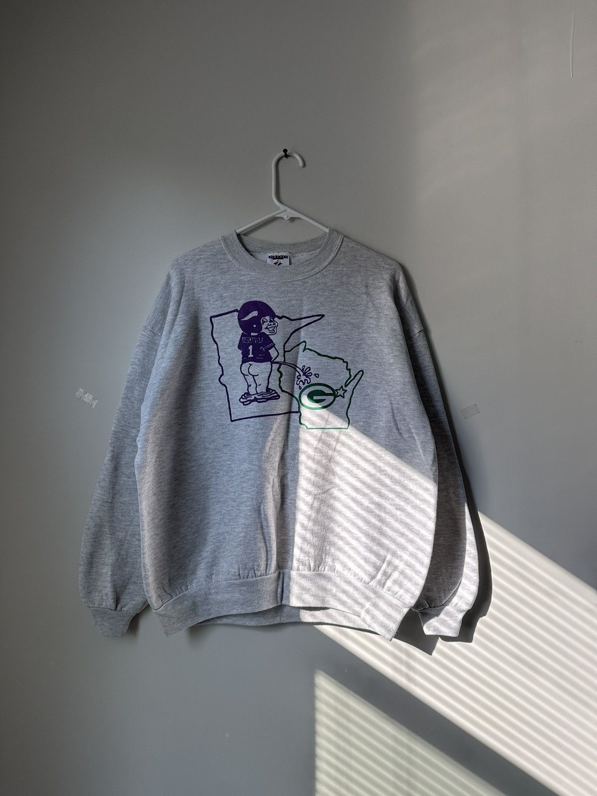 Vintage 90s Vikings Peeing Greenbaypackers T-Shirts, Hoodie, Sweatshirt
