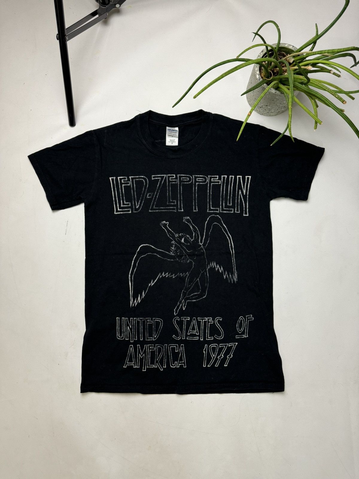 Led Zeppelin Rare Vintage Led Zeppelin T Shirt Big Logo 1977 Y2k Hoodie, Sweatshirt | PodTeesHub.com