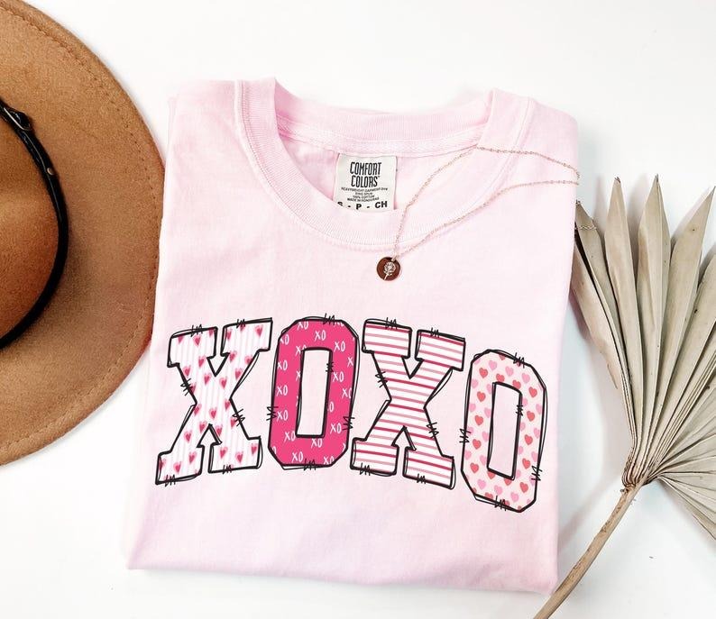 Comfort Colors Valentine Day TShirt, XOXO Valentines Tee, Womens Heart T-Shirt, Preppy Love Tee, Retro Valentine Gift,...