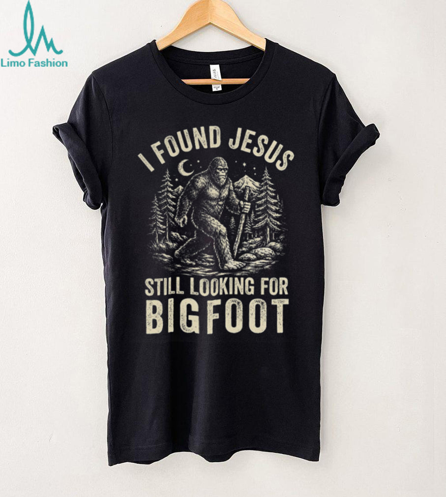 Funny Bigfoot Finding Jesus Sasquatch Cryptid Graphic T Shirt