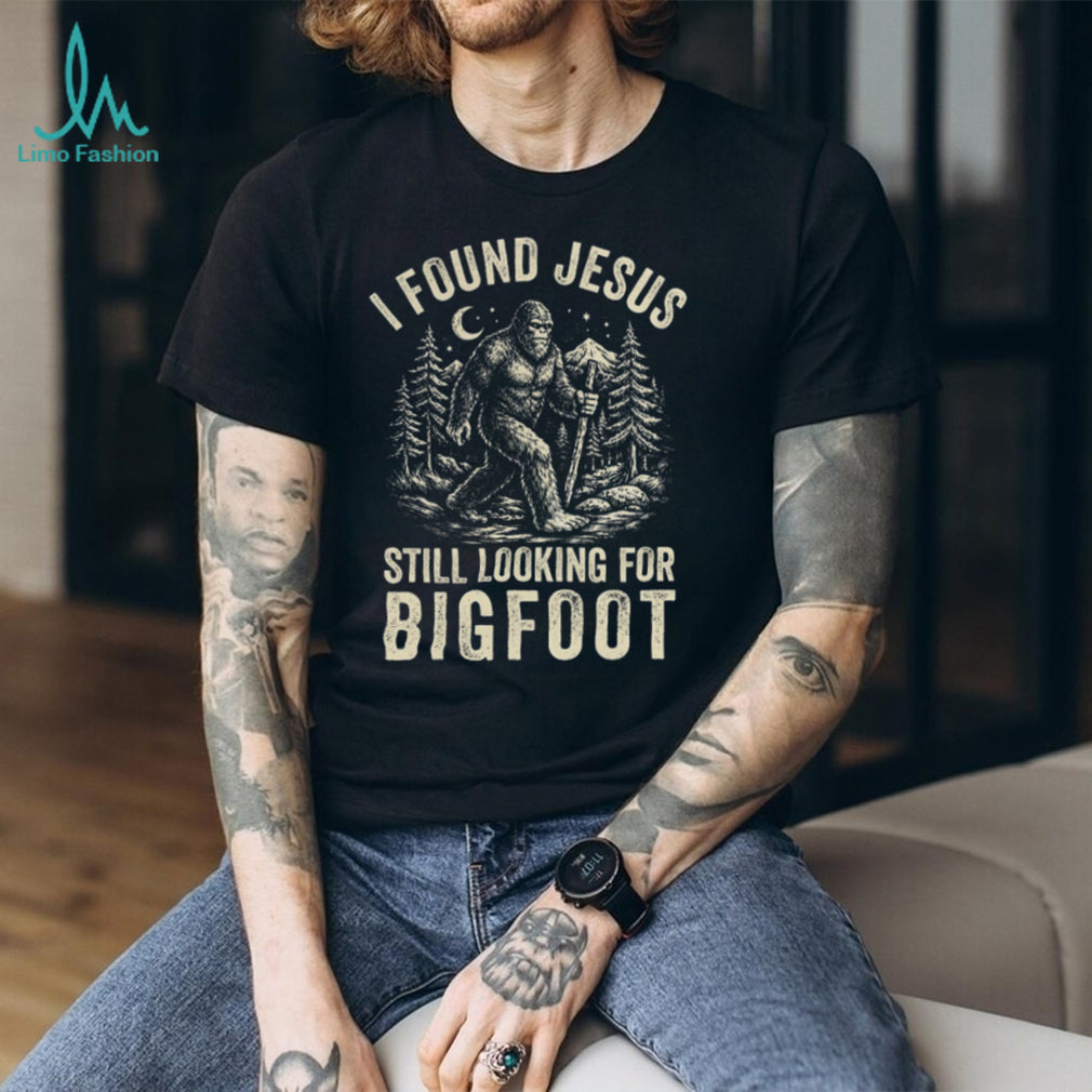 Funny Bigfoot Finding Jesus Sasquatch Cryptid Graphic T Shirt