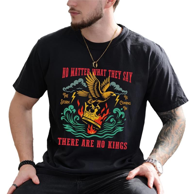 MAPTEES Retro No Kings No Matter What They Say Graphic Tee, Vintage Burning Crown T-shirt For Men, The Storm Is Coming In...