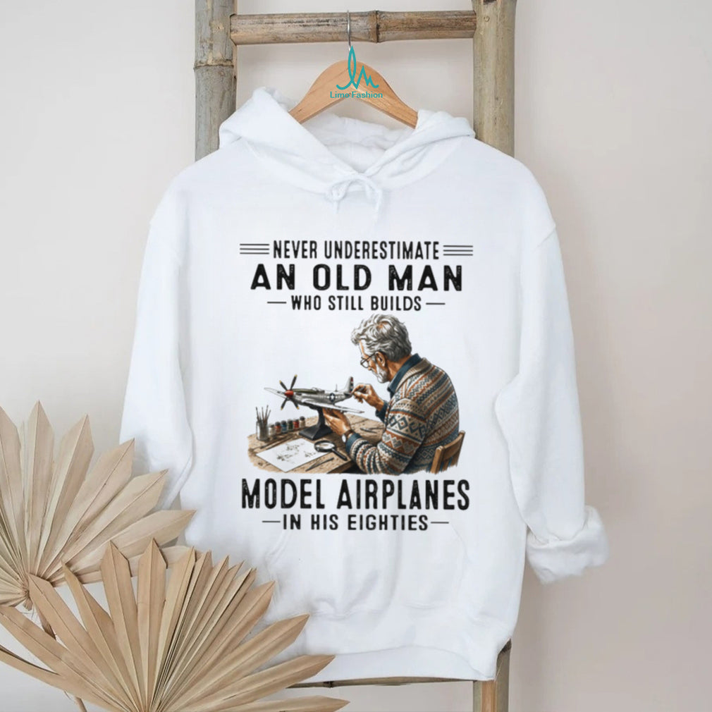 Never Underestimate Old Man Building Model Airplanes Vintage Men Hobby T Shirt