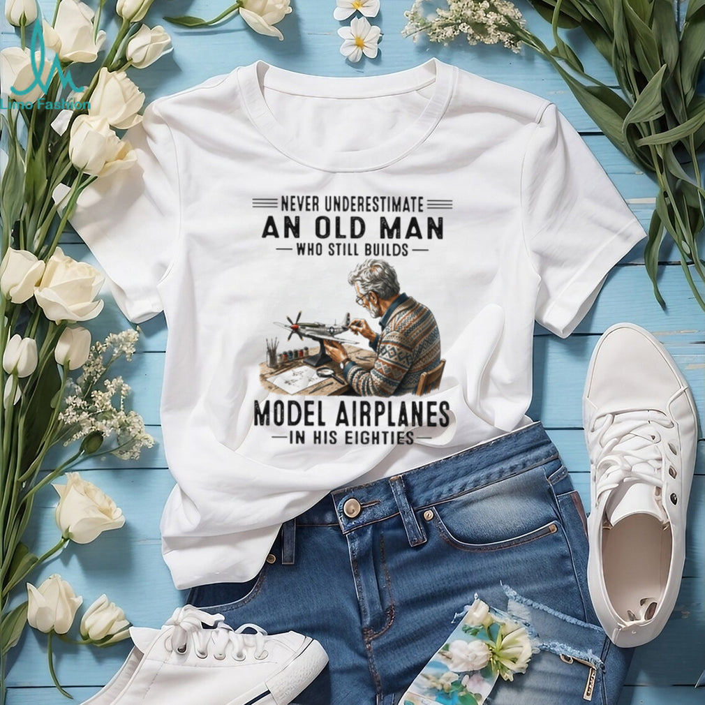 Never Underestimate Old Man Building Model Airplanes Vintage Men Hobby T Shirt