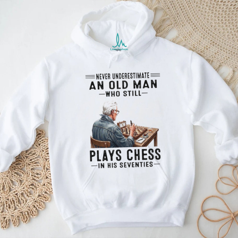 Never Underestimate Old Man Playing Chess 70s Hobby T Shirt