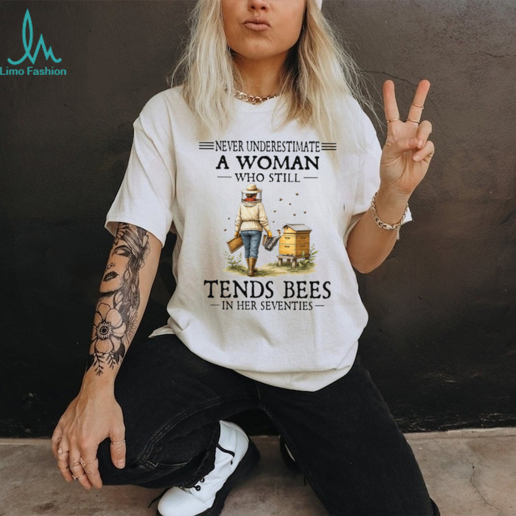 Never Underestimate Woman Beekeeper Honey Bee 70s Shirt