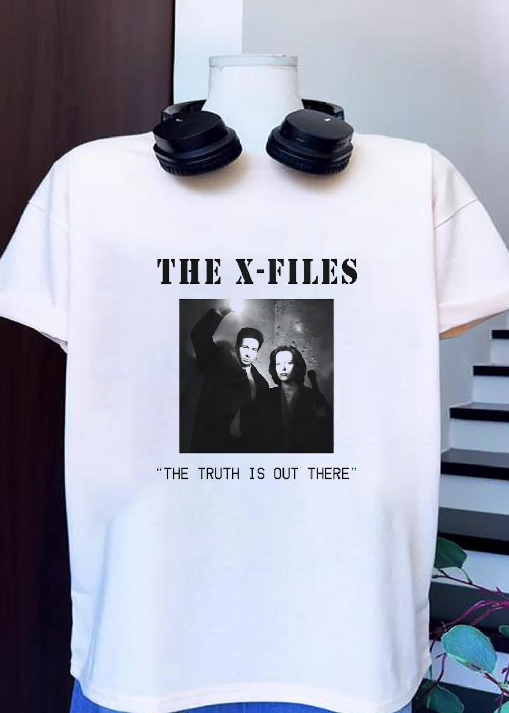 Merchandise The X-Files Mulder and Scully The Truth Is Out There T-Shirt