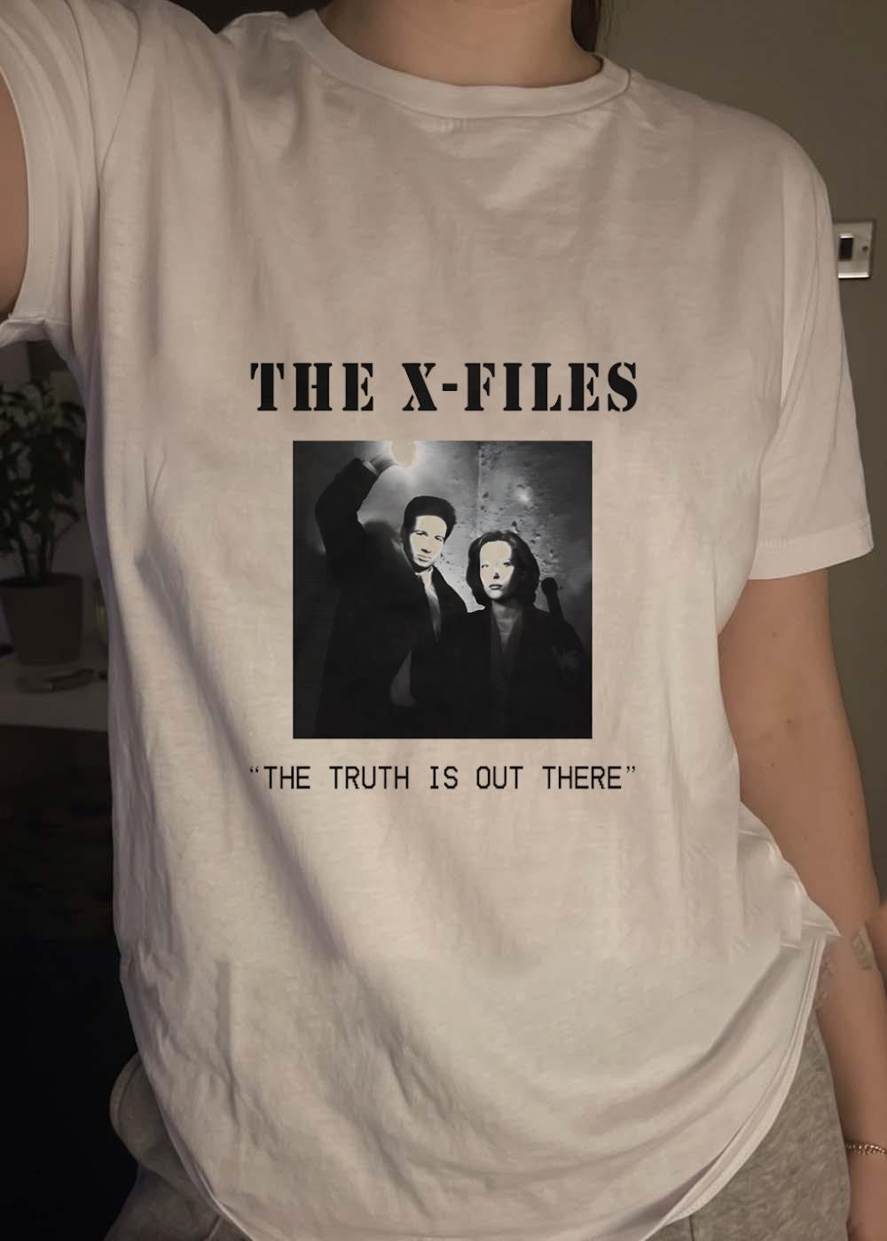 Merchandise The X-Files Mulder and Scully The Truth Is Out There T-Shirt