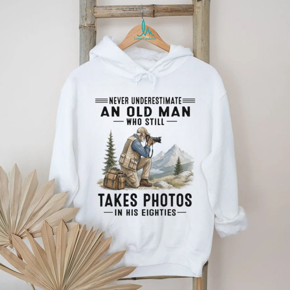 Retro Photographer Old Man Takes Photos Eighties Nature Camera Hobbyist Gift Shirt