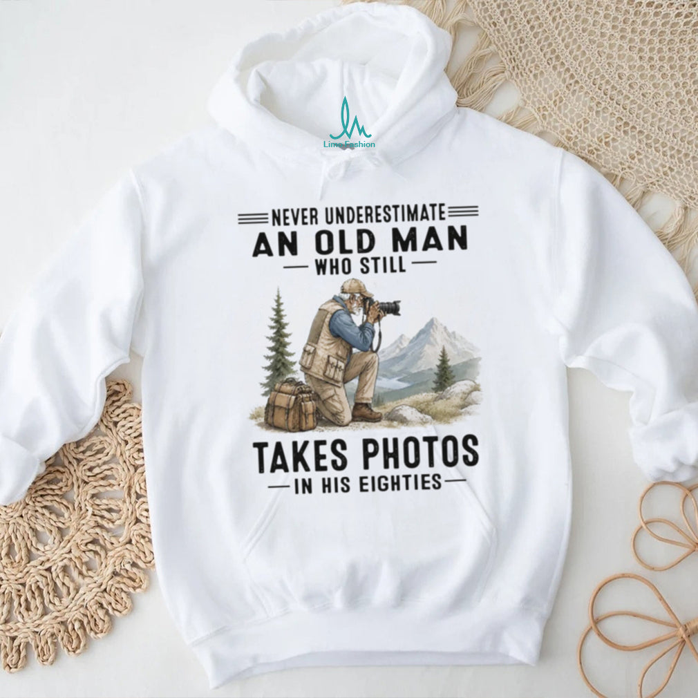 Retro Photographer Old Man Takes Photos Eighties Nature Camera Hobbyist Gift Shirt