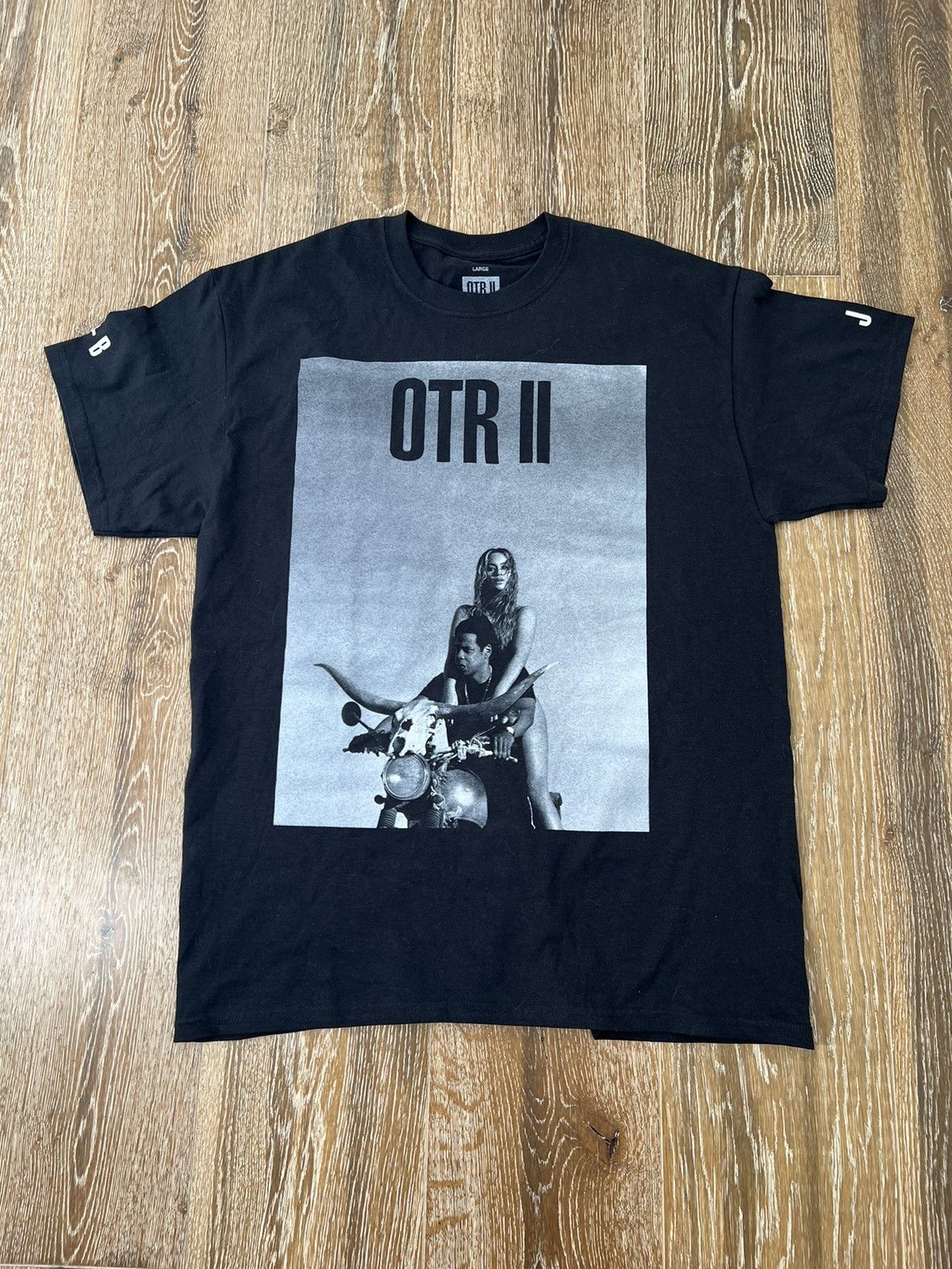 Beyonce On The Run 2 Jay Z And Beyonce Tee Hoodie, Sweatshirt | PodTeesHub.com