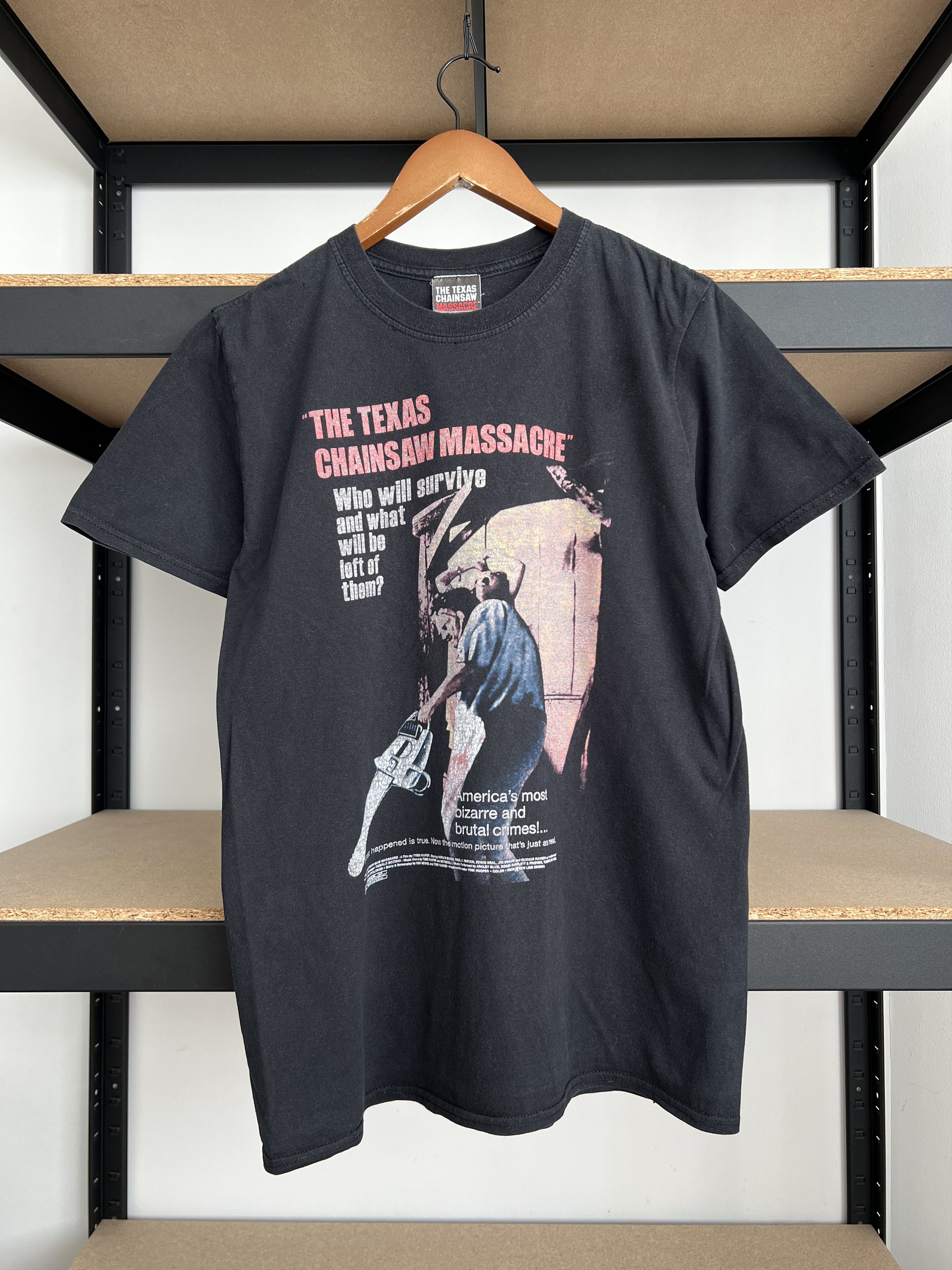 Expert Horror Vintage 2000s The Texas Chainsaw Massacre Horror Movie Tee Hoodie, Sweatshirt | PodTeesHub.com