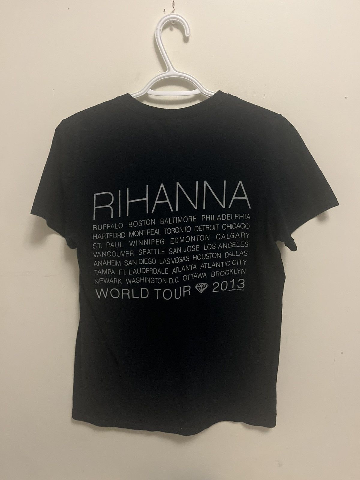 Vintage 2013 Rihanna Diamonds Official Concert Tour Tee T Shirt Hoodie, Sweatshirt | PodTeesHub.com