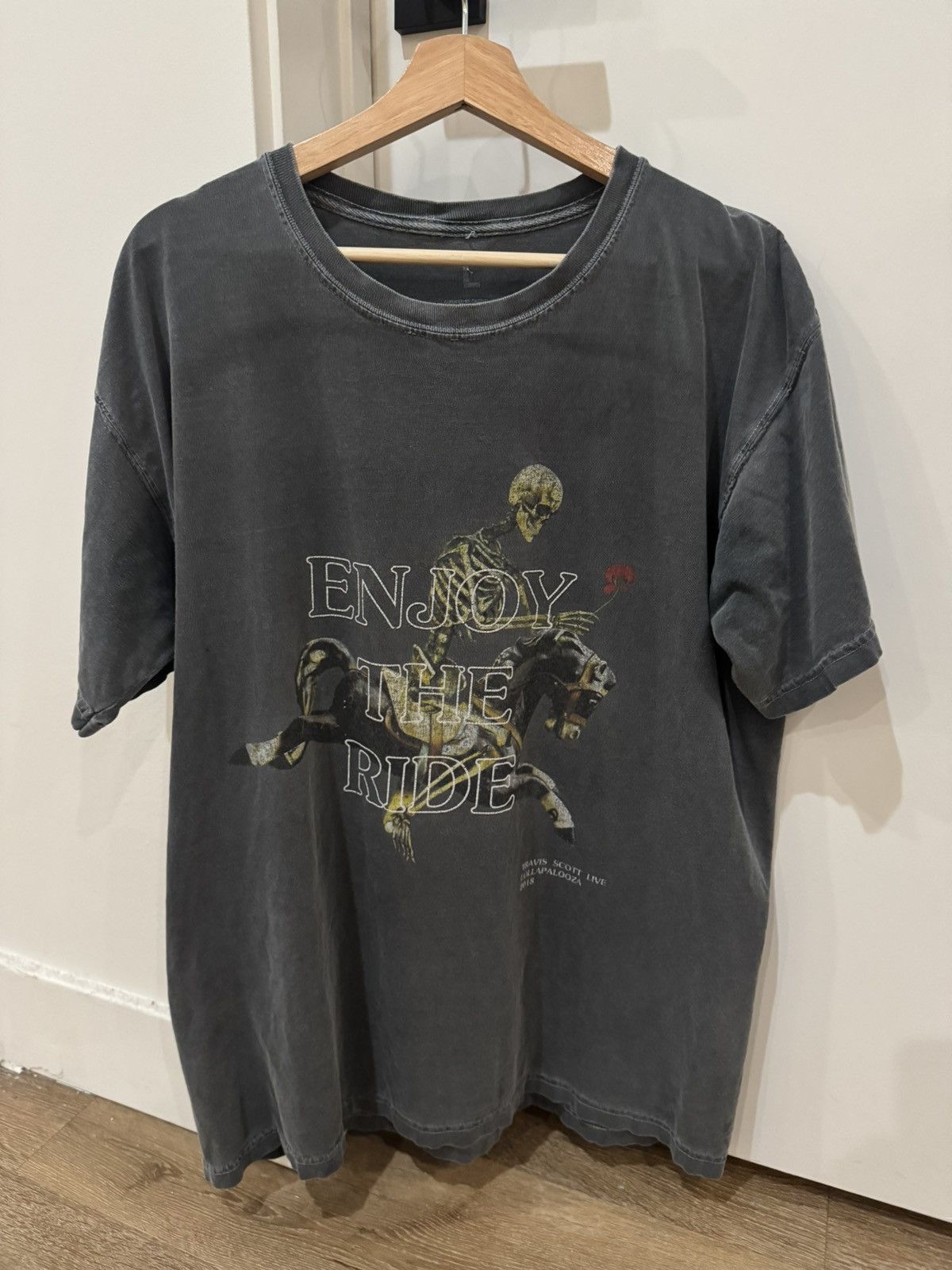 Scott Rare Travis Scott Official 2018 Lollapalooza Merch T-Shirts, Hoodie, Sweatshirt | PodTeesHub.com