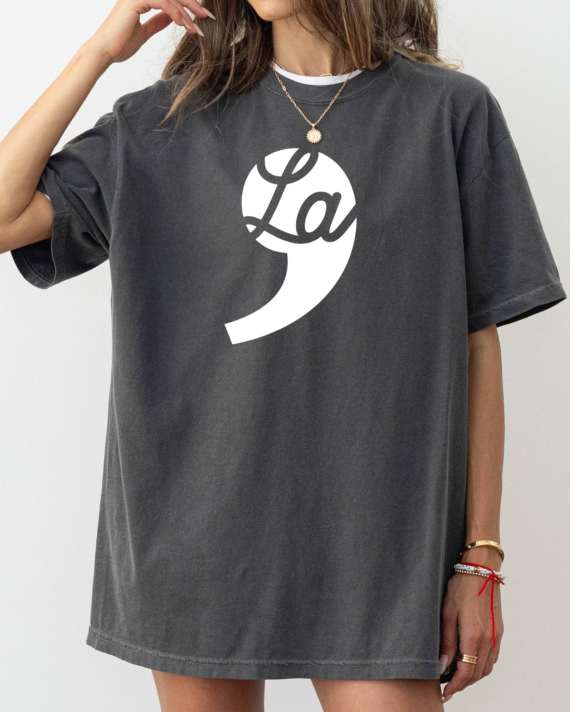 Comma La, Patriotic, Vote, Kamala, Emoji, Funny, Iykyk Shirt Hoodie, Sweatshirt | PodTeesHub.com