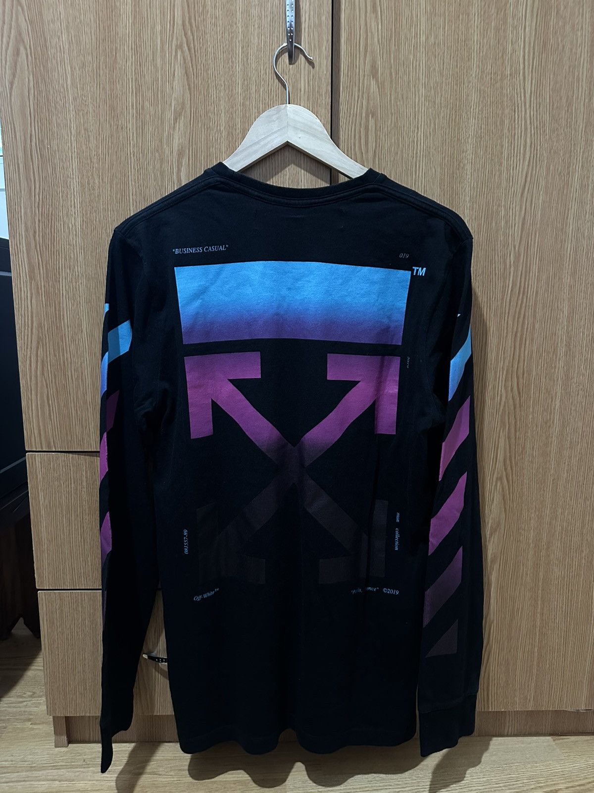 White Off White Gradient Arrows Longsleeve T-Shirts, Hoodie, Sweatshirt | PodTeesHub.com