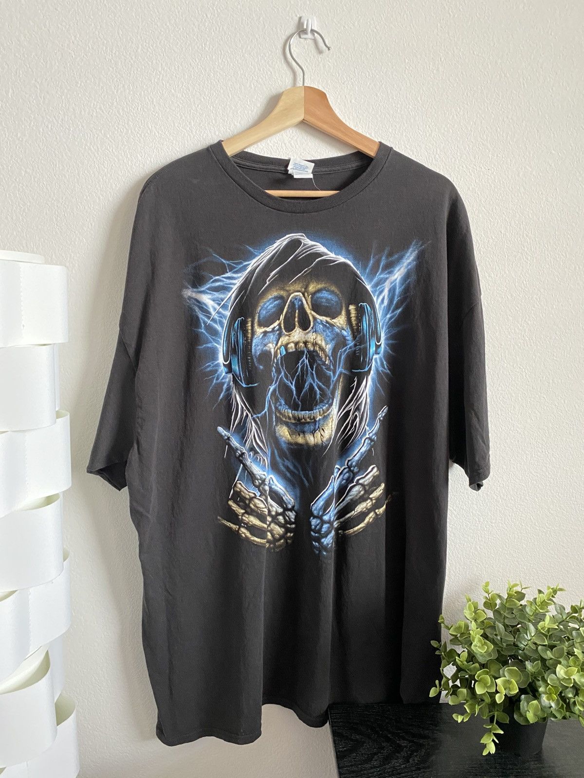 Affliction Y2k Skull Lightning Tee Goth Grunge Hoodie, Sweatshirt | PodTeesHub.com