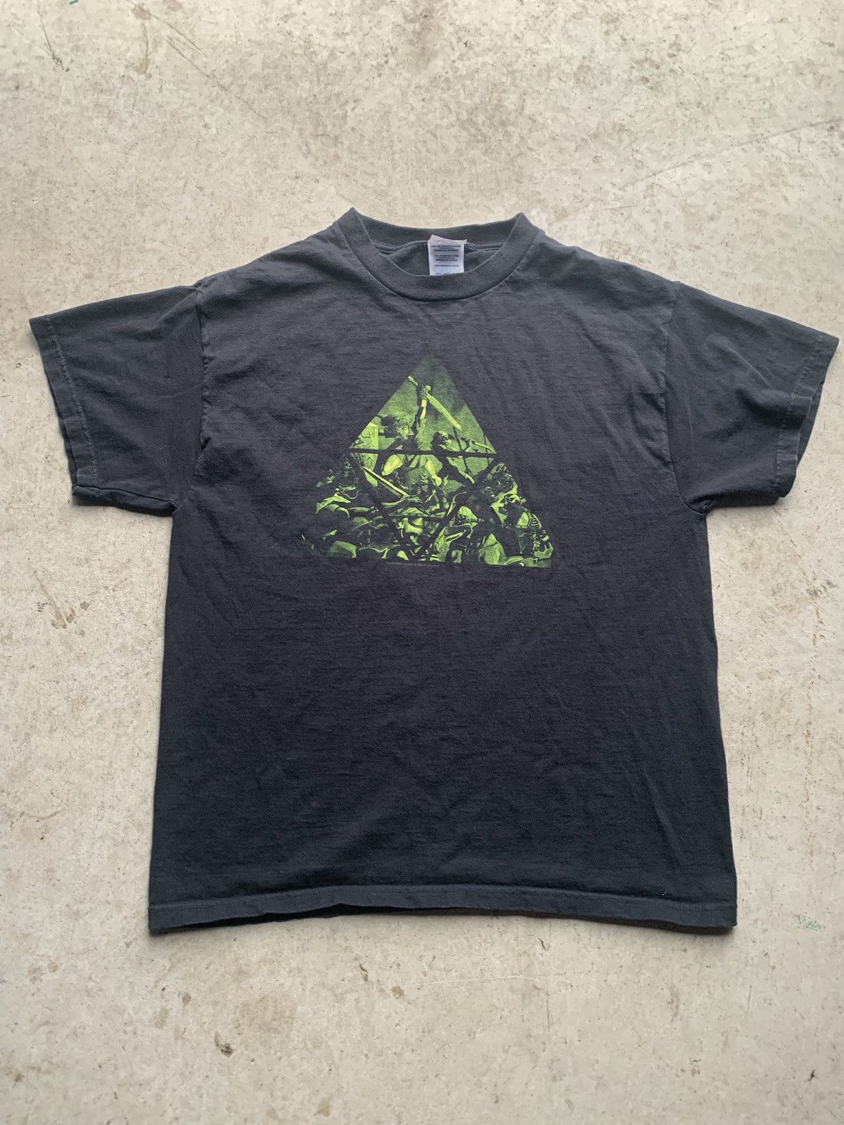 Gildan 2006 Zelda Video Game Tee Medium Hoodie, Sweatshirt | PodTeesHub.com