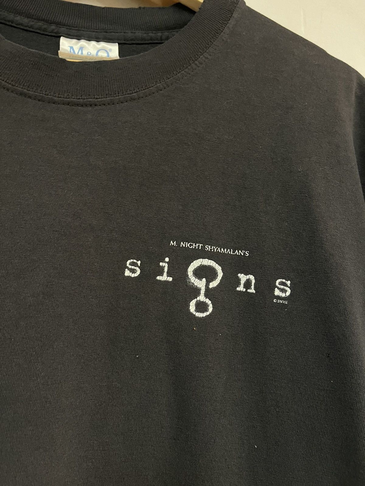 Vintage 2002 M Night Shyamalan Signs Movie Tee Hoodie, Sweatshirt | PodTeesHub.com
