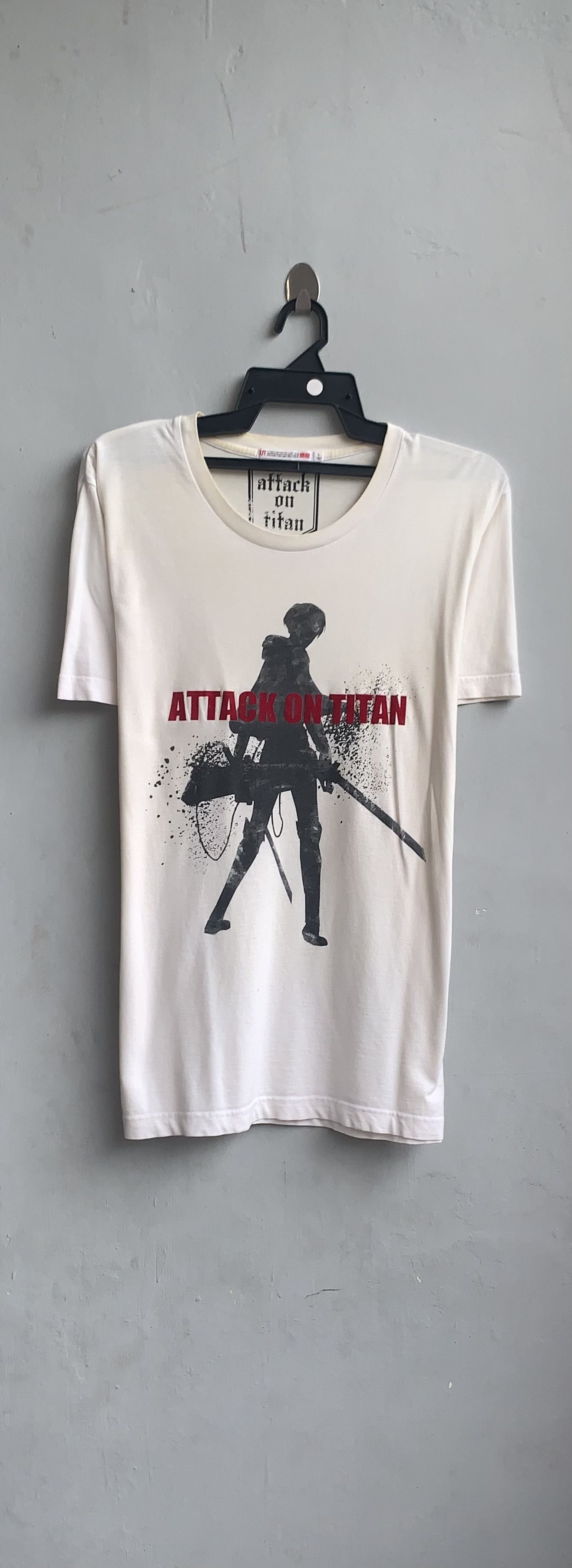 Uniqlo Attack On Titan Uniqlo Tee Hoodie, Sweatshirt | PodTeesHub.com