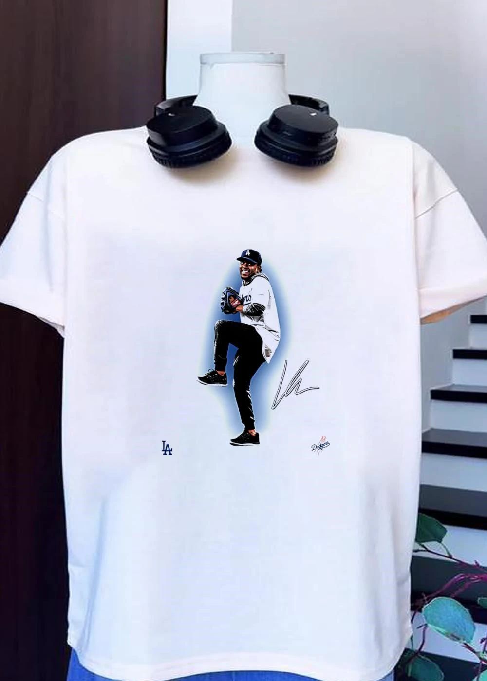 Kendrick Lamar Pitching Los Angeles Dodgers T-Shirt