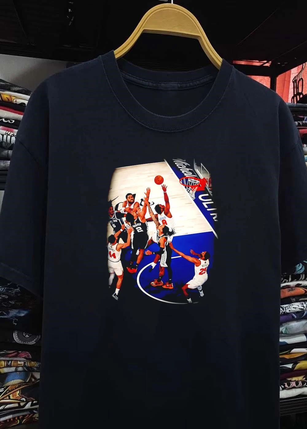 Basketball Players Jumping for Rebound at the Hoop’ HARPER 2, A. BROOKS 8, BRIDGES 25, SPURS 5, 44′ Spurs Knicks T-Shirt