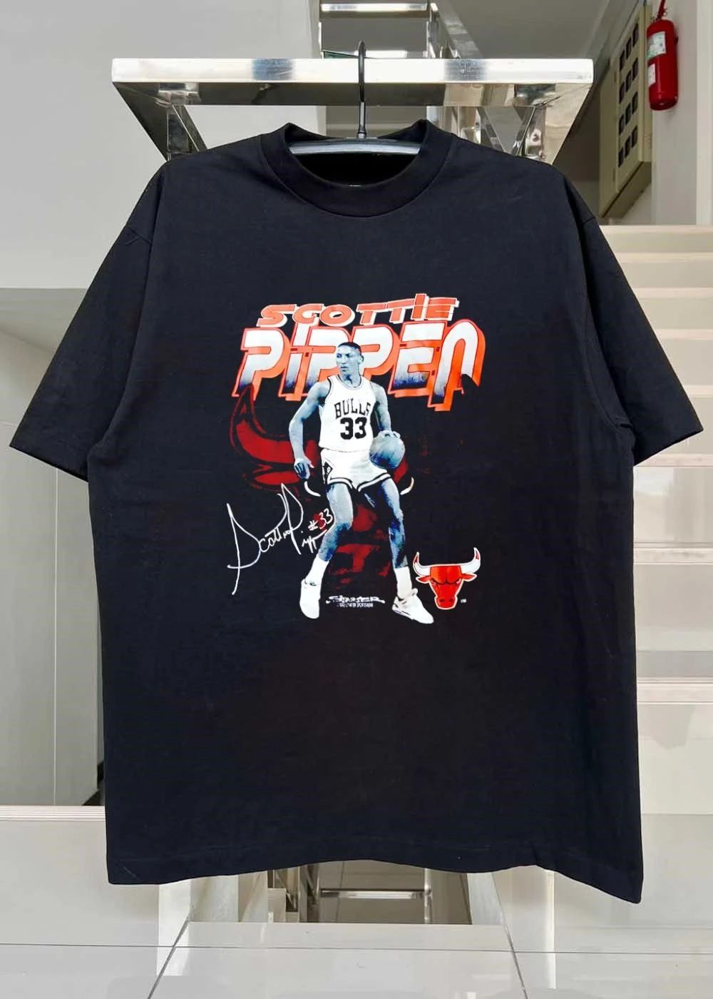 Scottie Pippen #33 Signature Scottie Pippen Dribbling Chicago Bulls T-Shirt